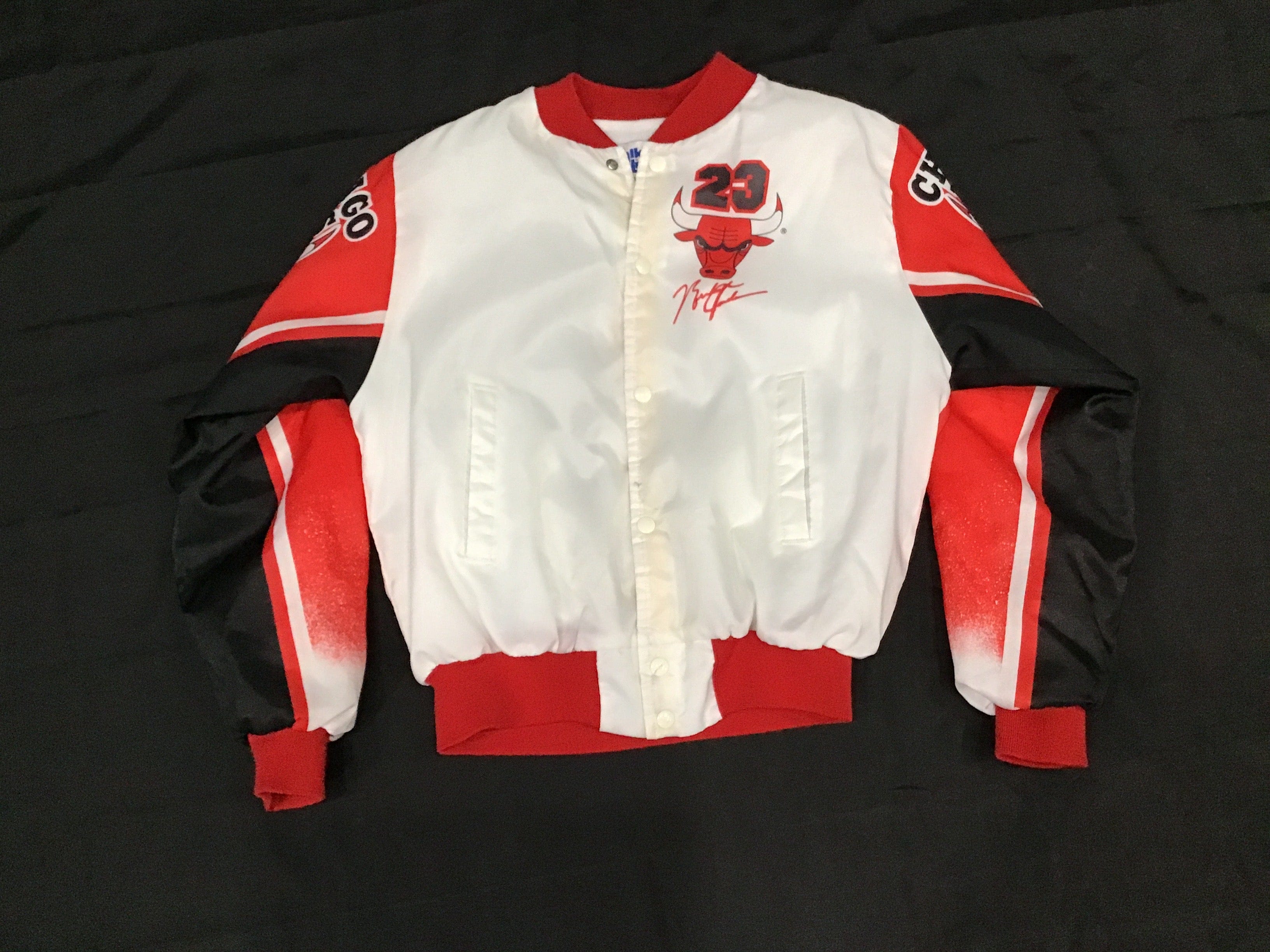 ヴィンテージ Chicago Bulls サテンジャケット Vintage Chicago Bulls satin Swingster jacket With Spell Out